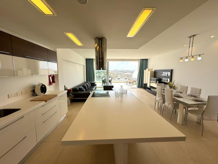 Penthouse -Centre Of Sliema - Best View In Malta Exterior foto